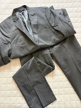 Banana Republic Men's Charcoal Pinstripe Suit - Size 42R, 35/32